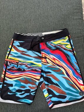 Volcom men’s Multicolor Swirl Print board shorts w/tie size Med/Large trending
